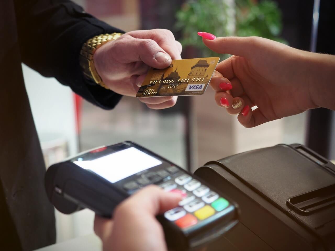 ¿Se puede comprar un giro postal con una tarjeta de crédito?